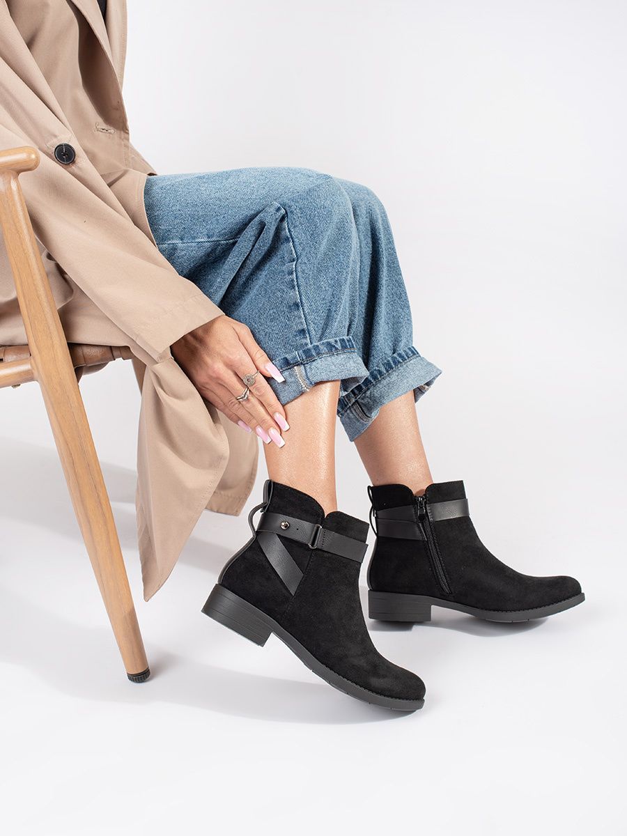 Botine negre din suede cu curea decorativă