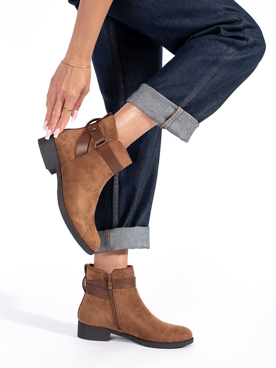 Botine din suede maro cu curea decorativă
