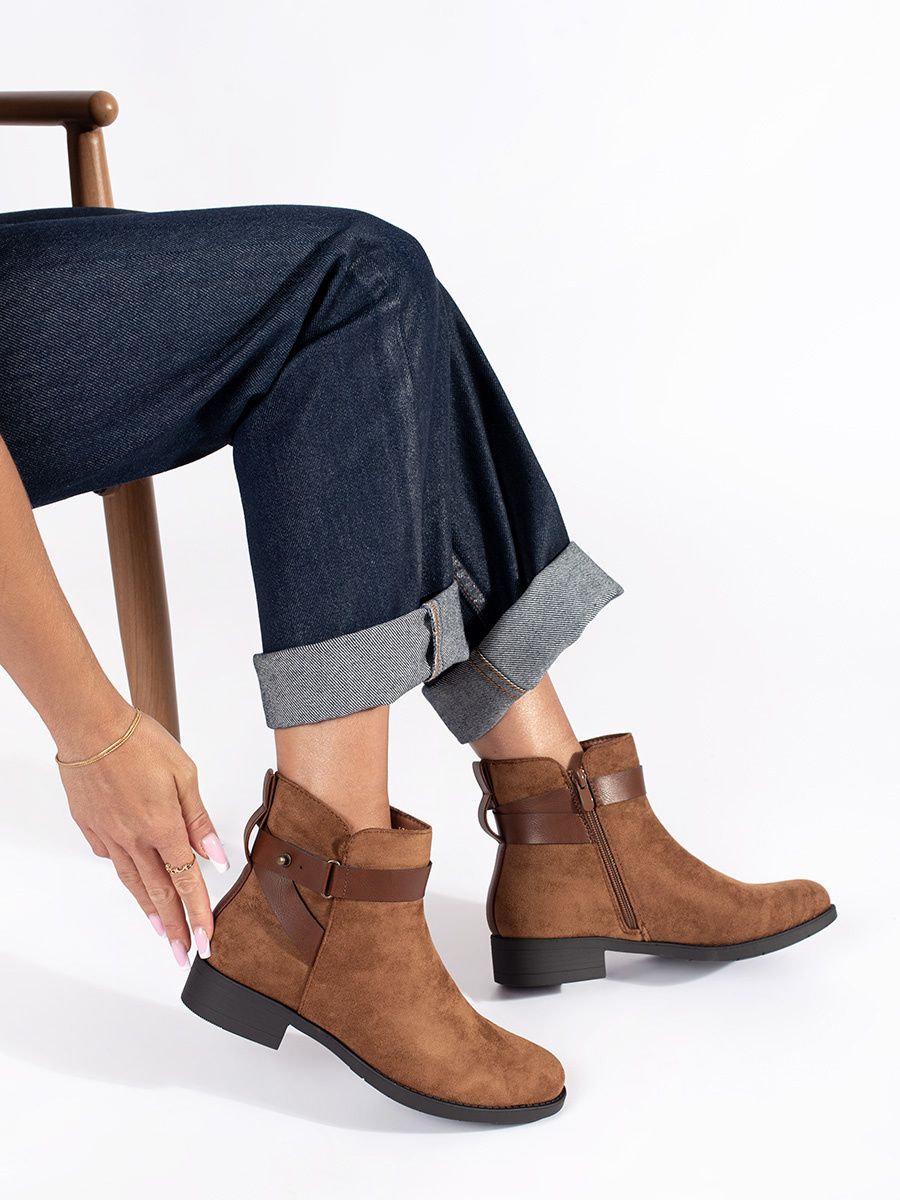 Botine din suede maro cu curea decorativă