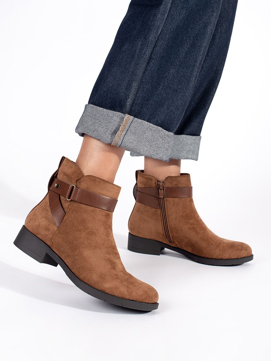 Botine din suede maro cu curea decorativă