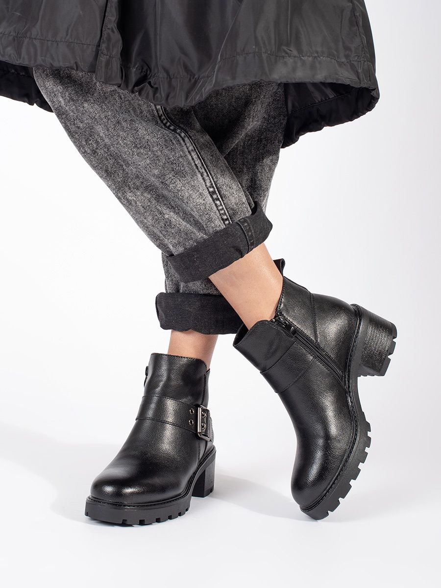 Botine negre din piele cu toc și cataramă decorativă