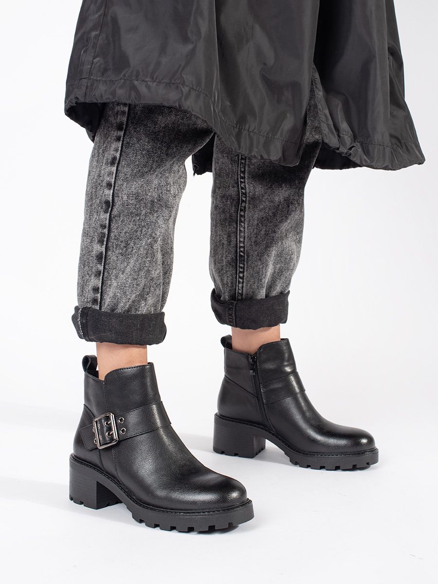 Botine negre din piele cu toc și cataramă decorativă