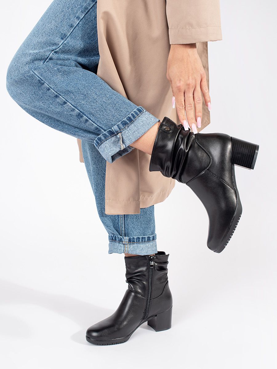 Botine negre din piele cu toc și guler plisat