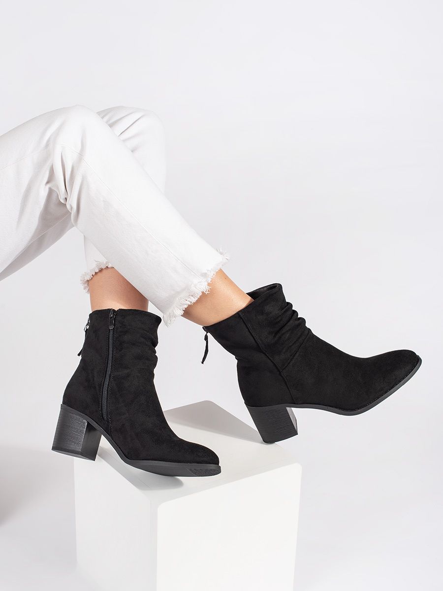 Botine negre din suede cu guler plisat