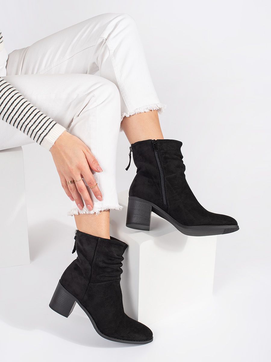 Botine negre din suede cu guler plisat