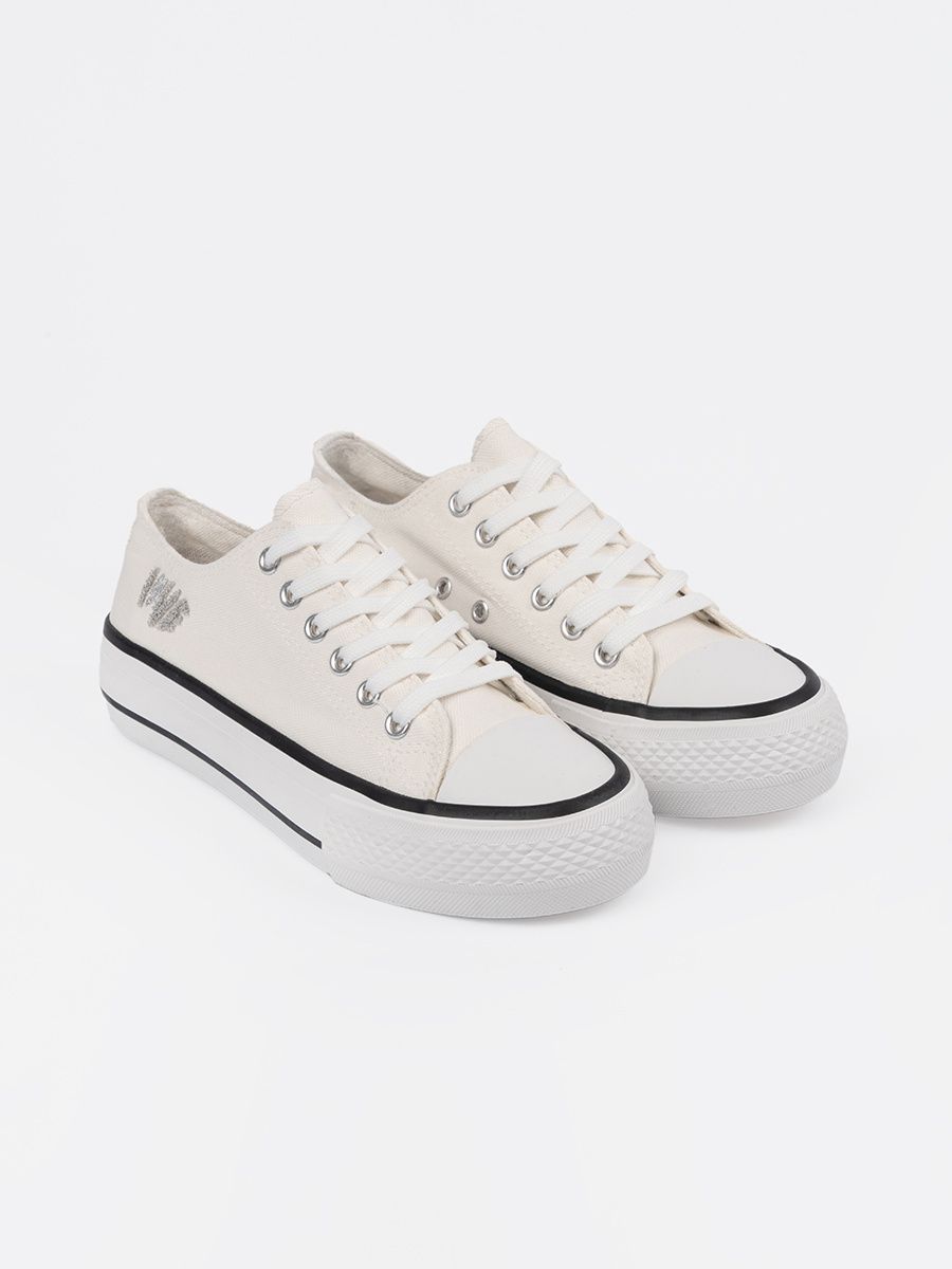 Adidași albi cu inscripția Love