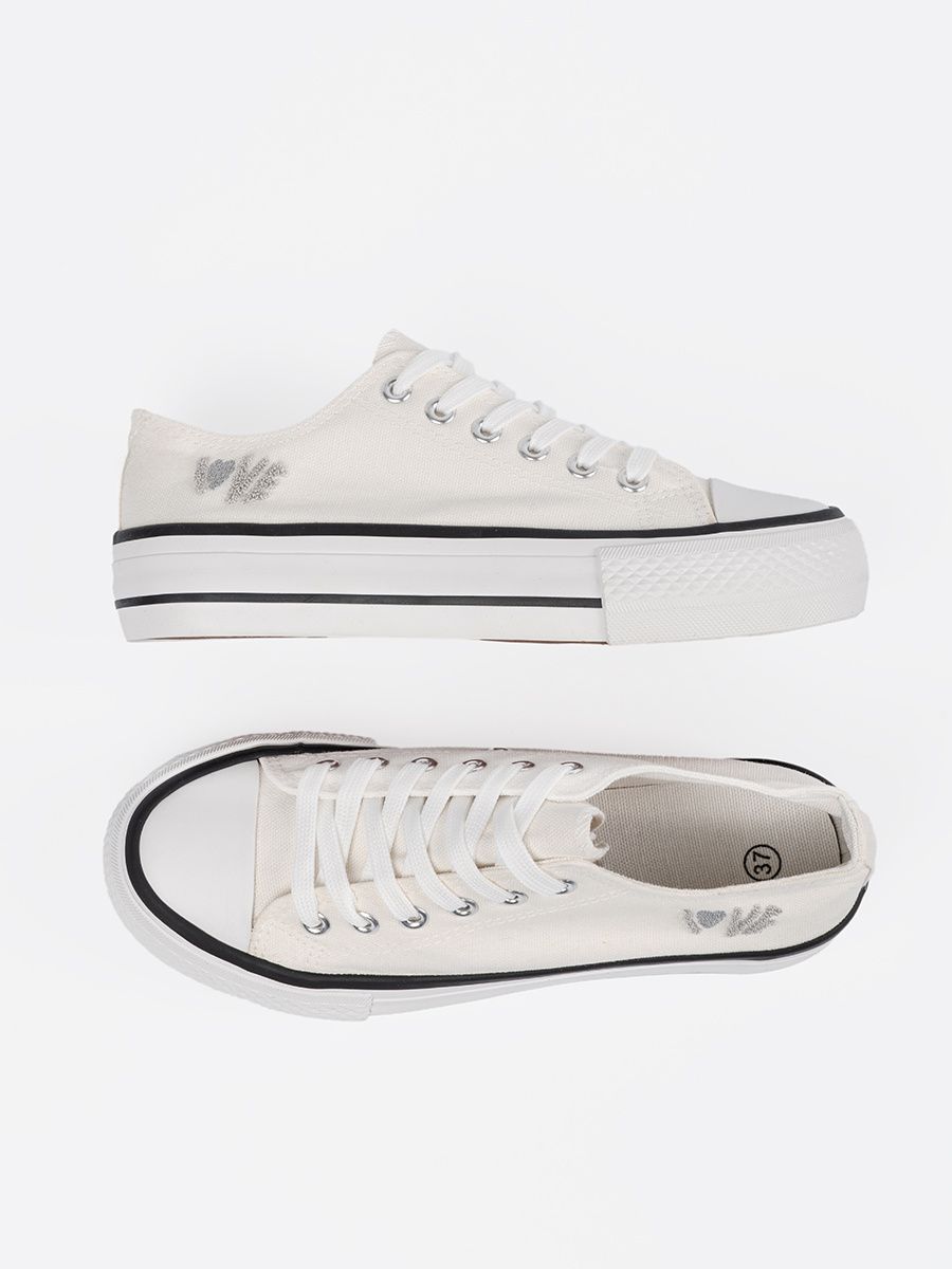 Adidași albi cu inscripția Love