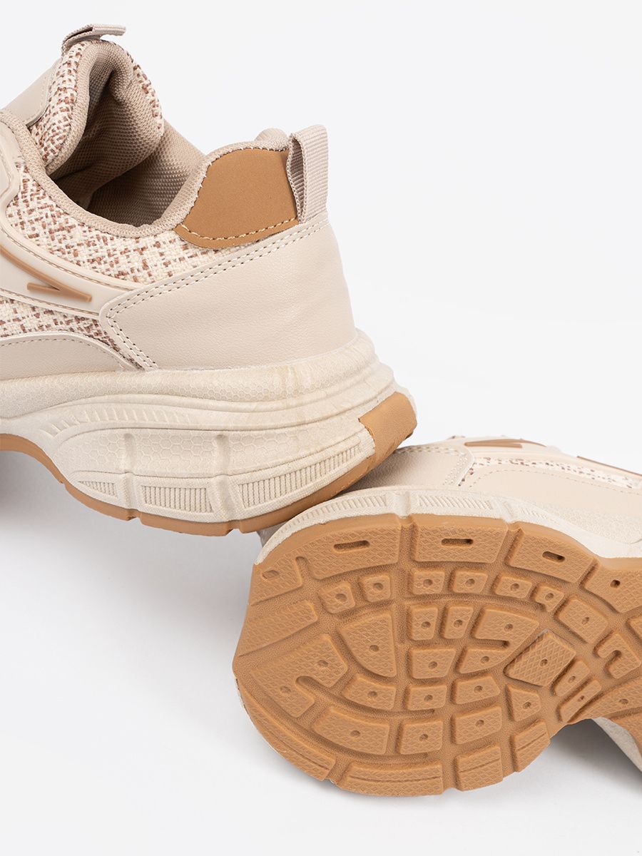Sneakersi bej deschis pe platformă