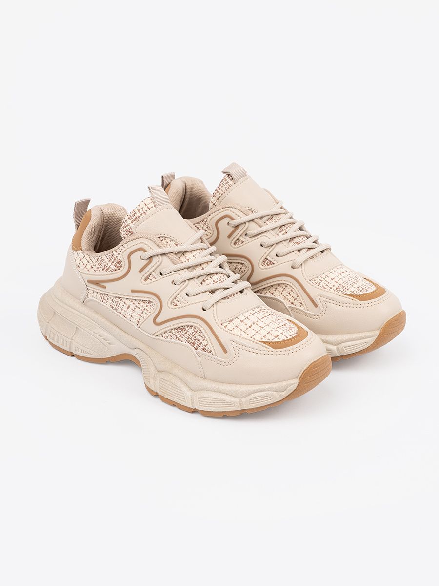 Sneakersi bej deschis pe platformă