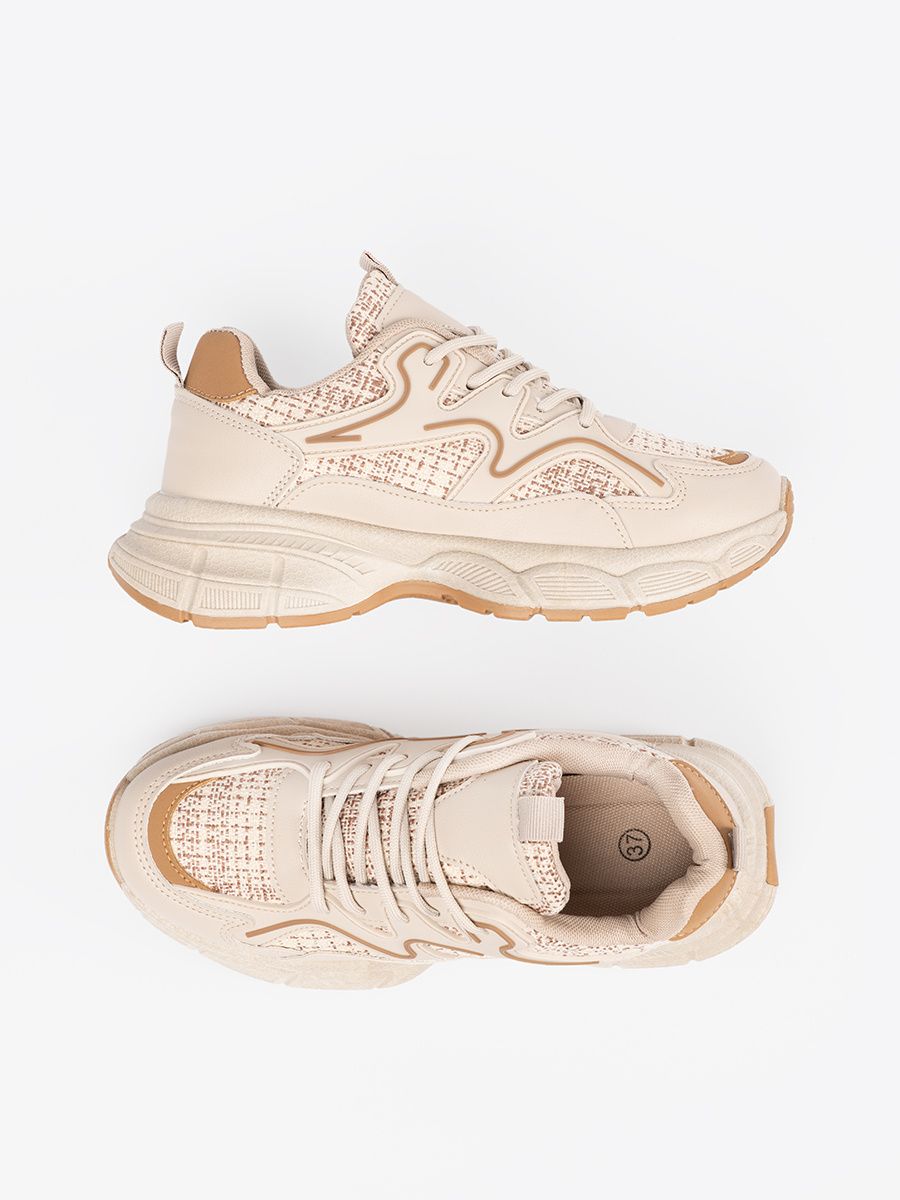 Sneakersi bej deschis pe platformă