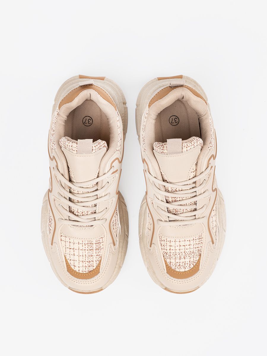 Sneakersi bej deschis pe platformă