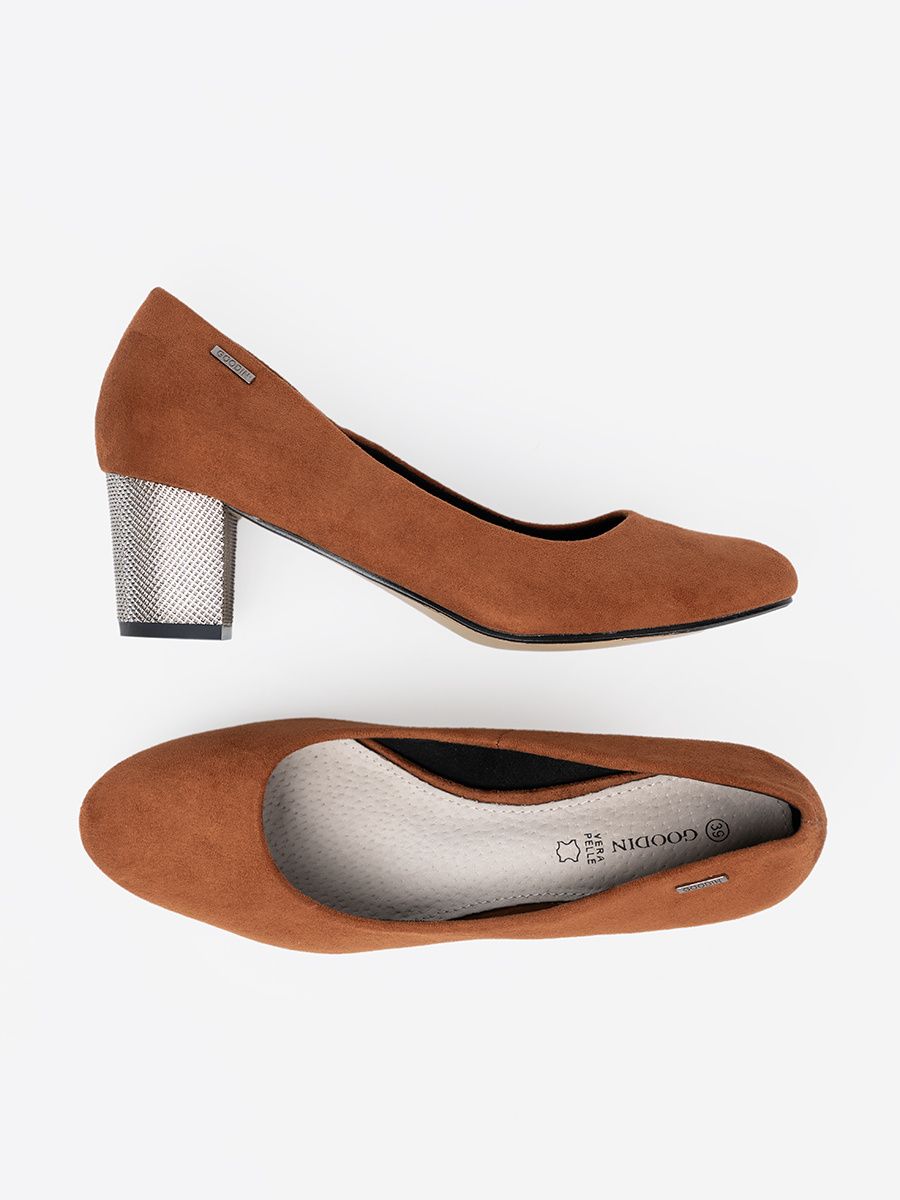 Pantofi maro cu toc decorativ argintiu