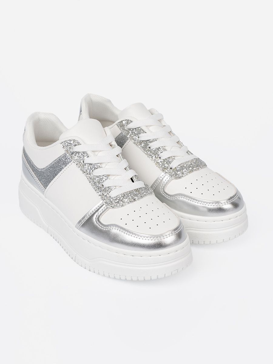 Sneakersi alb-argintii cu detalii strălucitoare