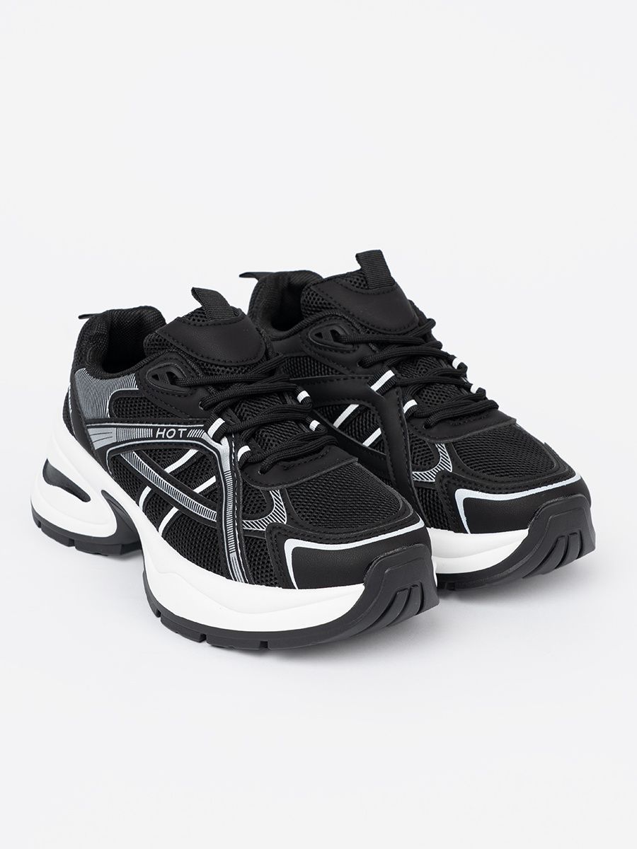 Sneakersi negri cu partea superioară respirabilă și talpă albă masivă