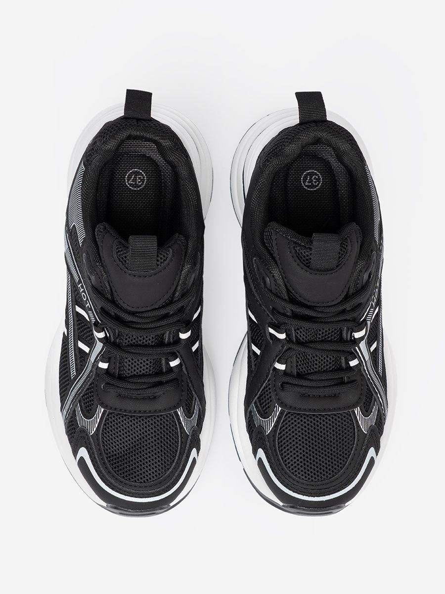 Sneakersi negri cu partea superioară respirabilă și talpă albă masivă