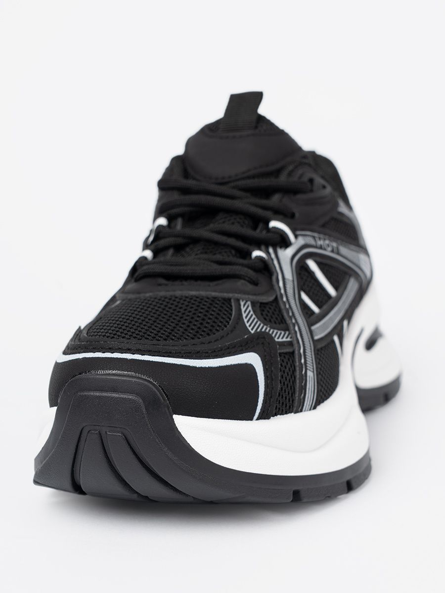 Sneakersi negri cu partea superioară respirabilă și talpă albă masivă
