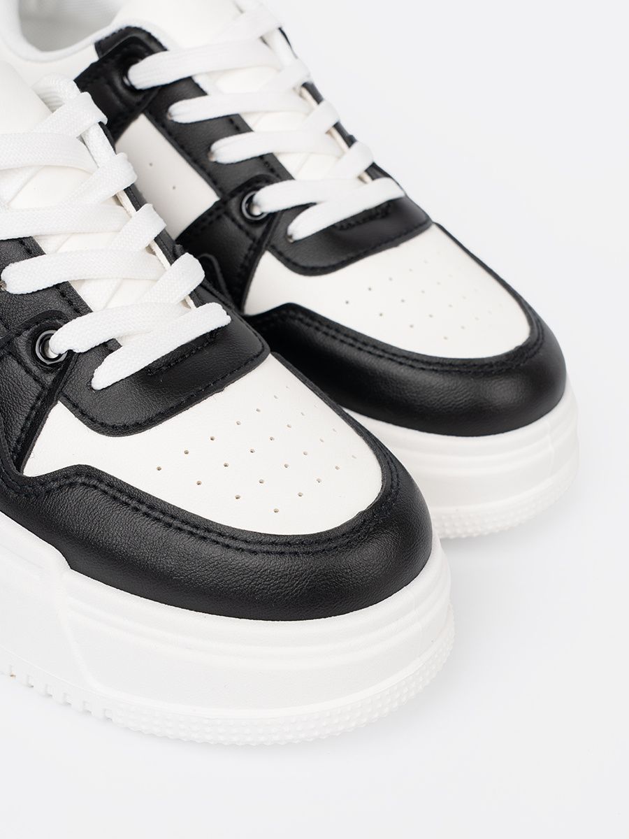 Sneakersi stilati alb-negru cu talpă groasă