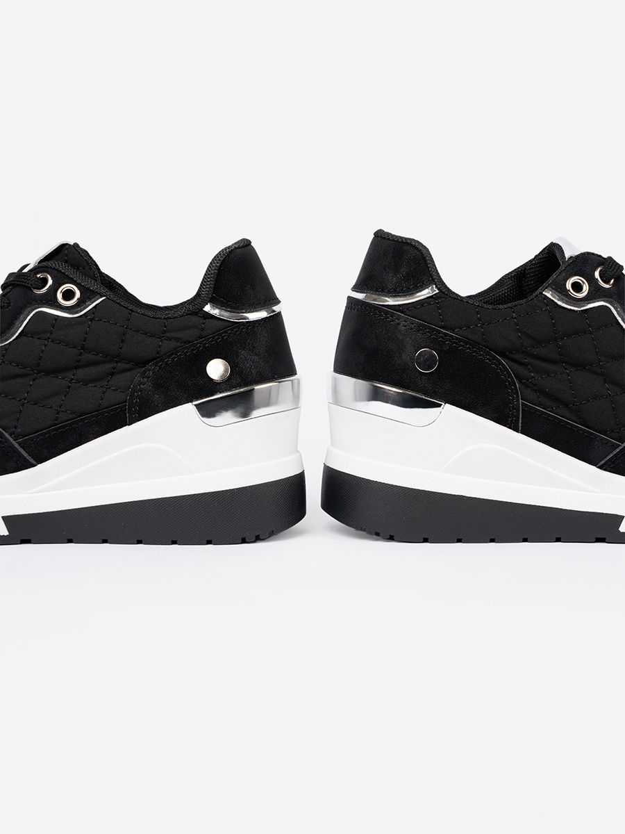 Sneakersi negri cu toc