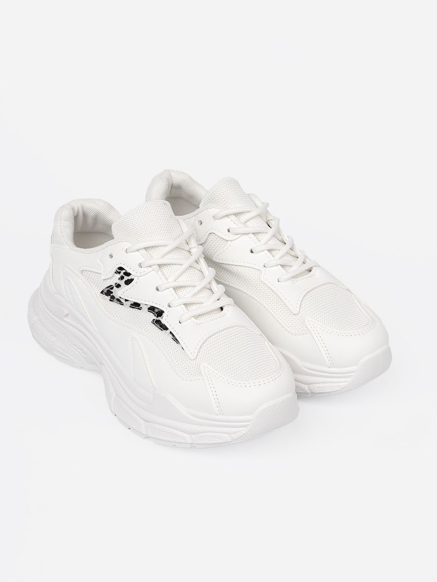Pantofi sport albi cu accent decorativ