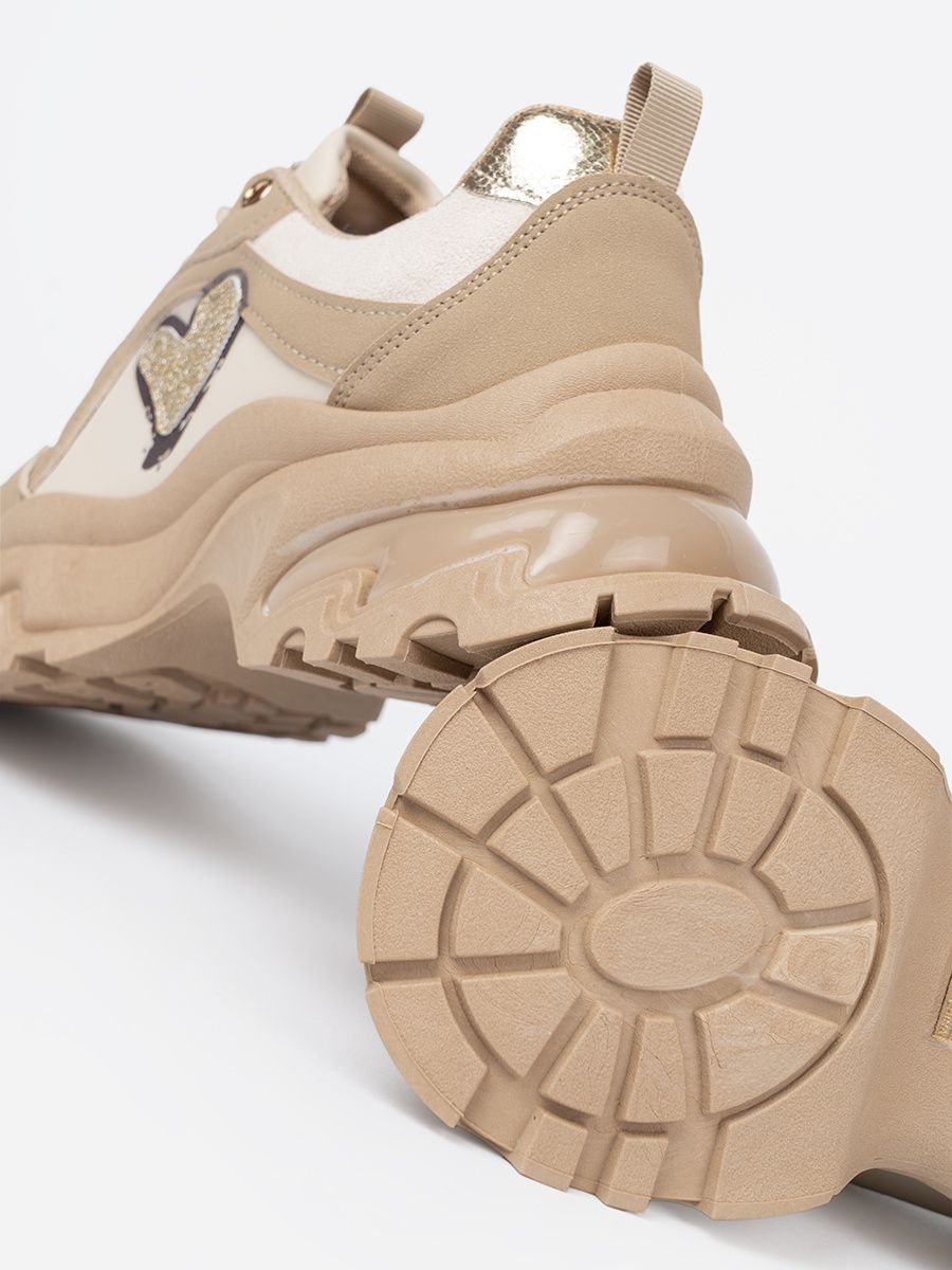 Sneakersi bej cu inimă aurie decorativă