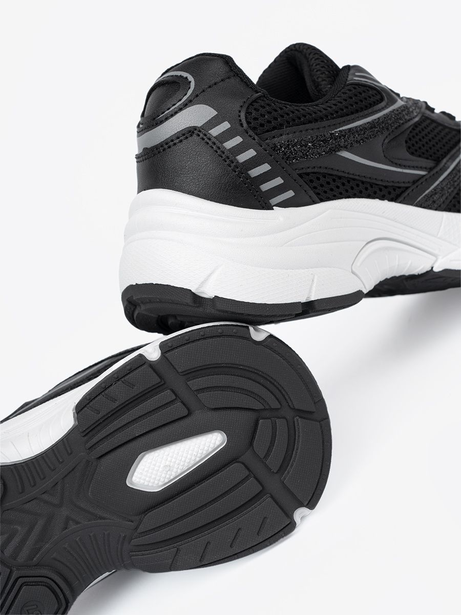Sneakers negri cu plasă și talpă albă