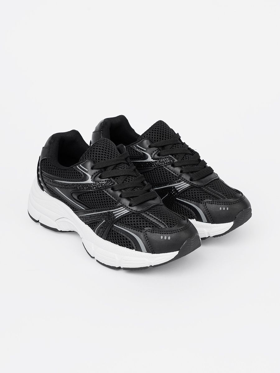 Sneakers negri cu plasă și talpă albă