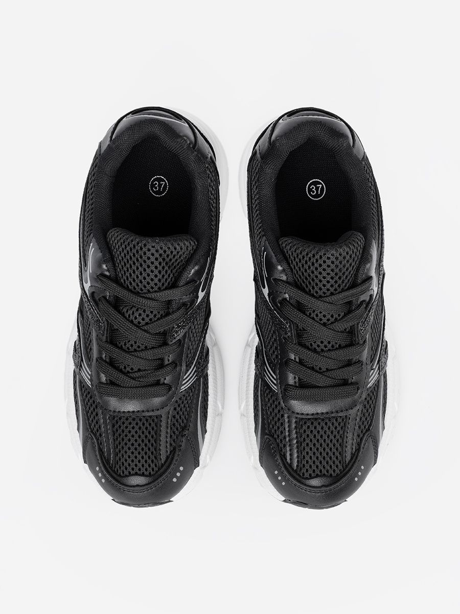 Sneakers negri cu plasă și talpă albă
