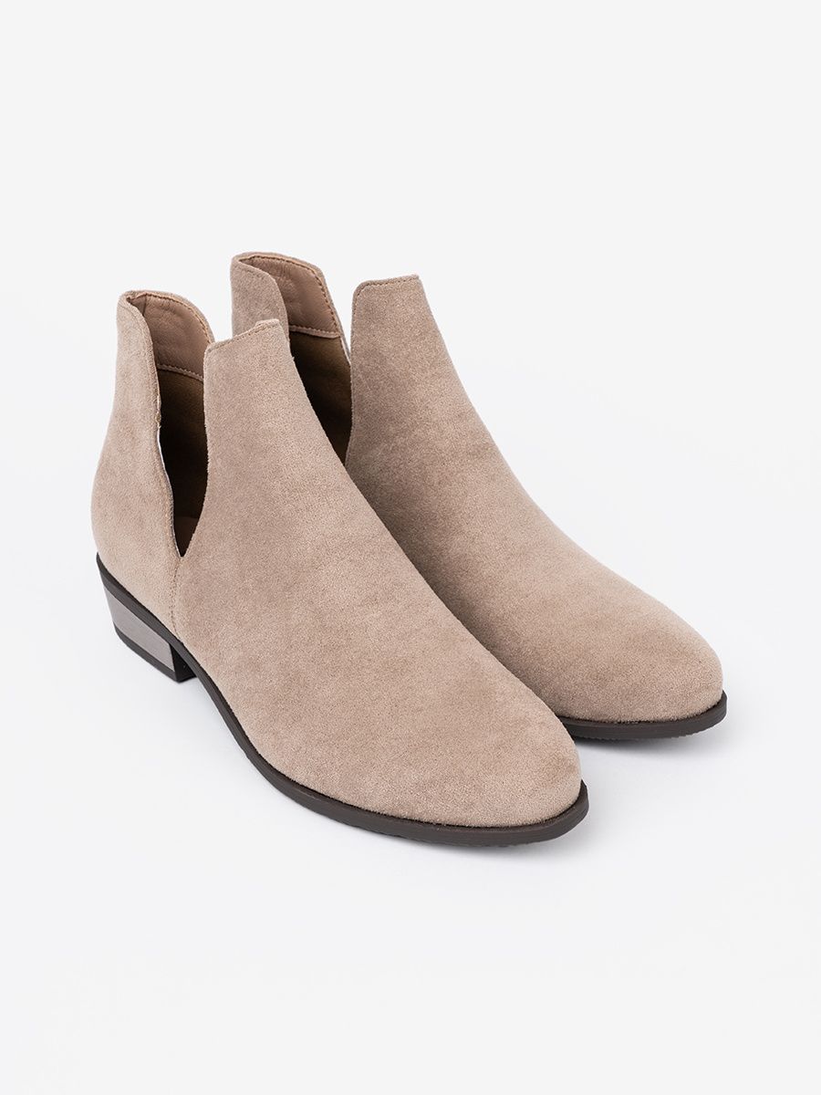 Botine bej cu decupaje
