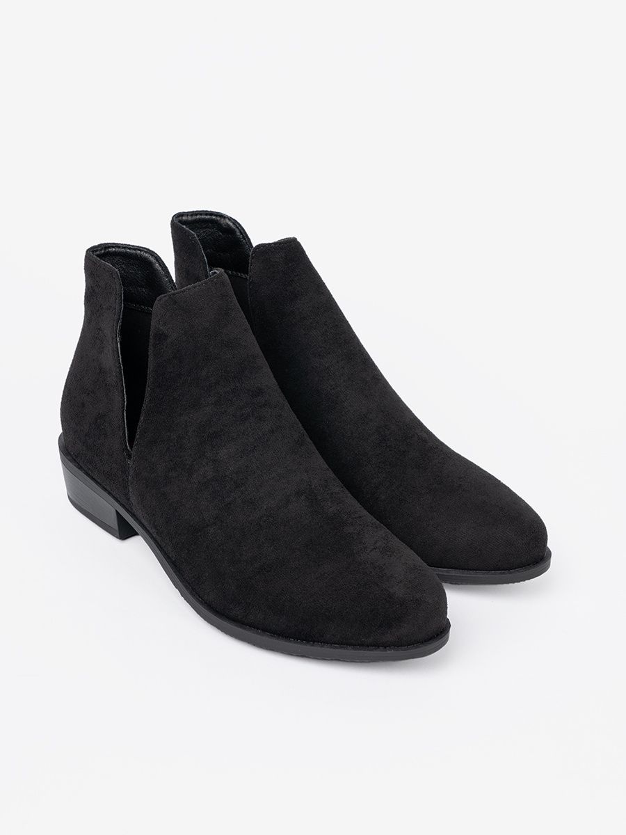 Botine negre cu decupaje