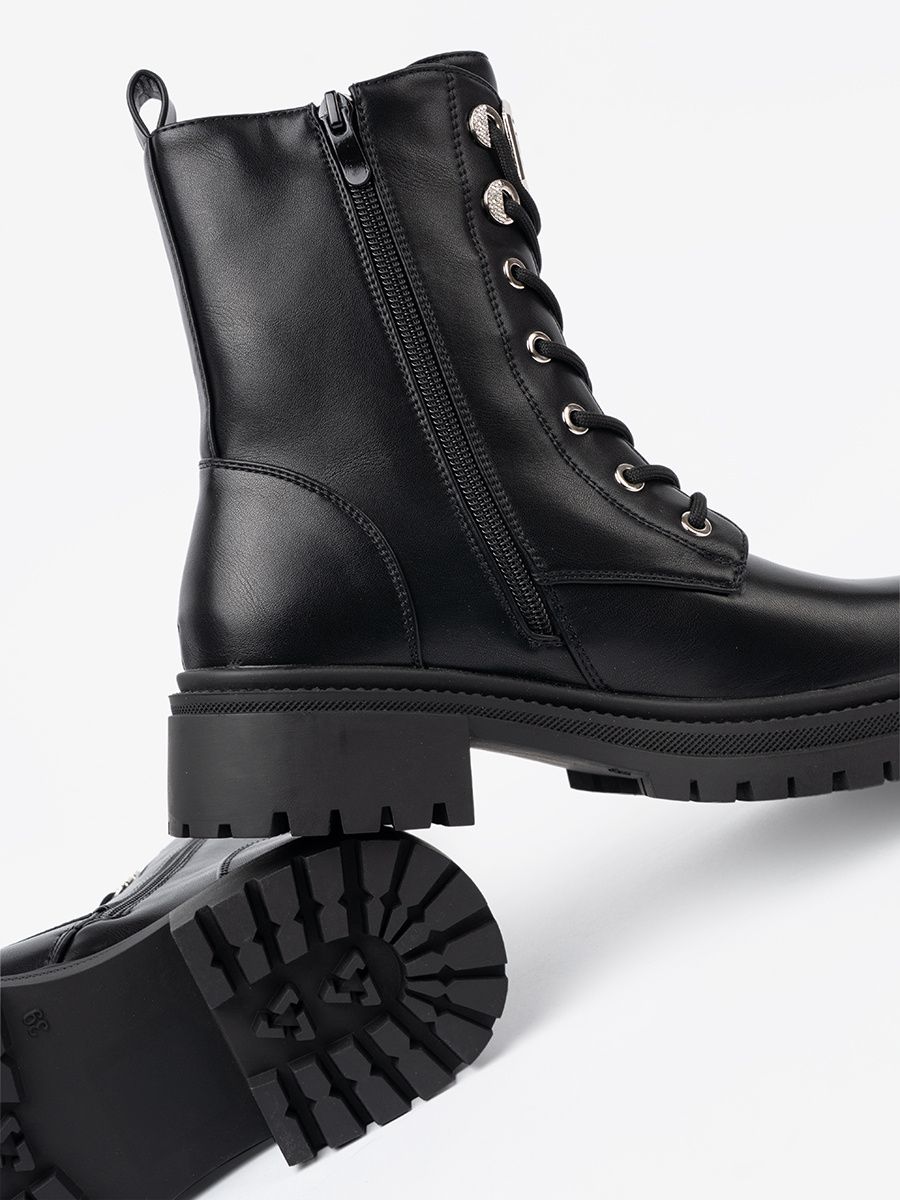 Botine negre cu șireturi și decor metalic