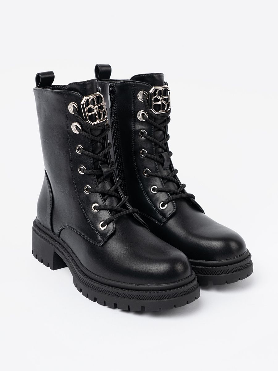 Botine negre cu șireturi și decor metalic