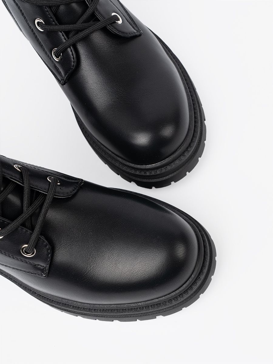 Botine negre cu șireturi și decor metalic
