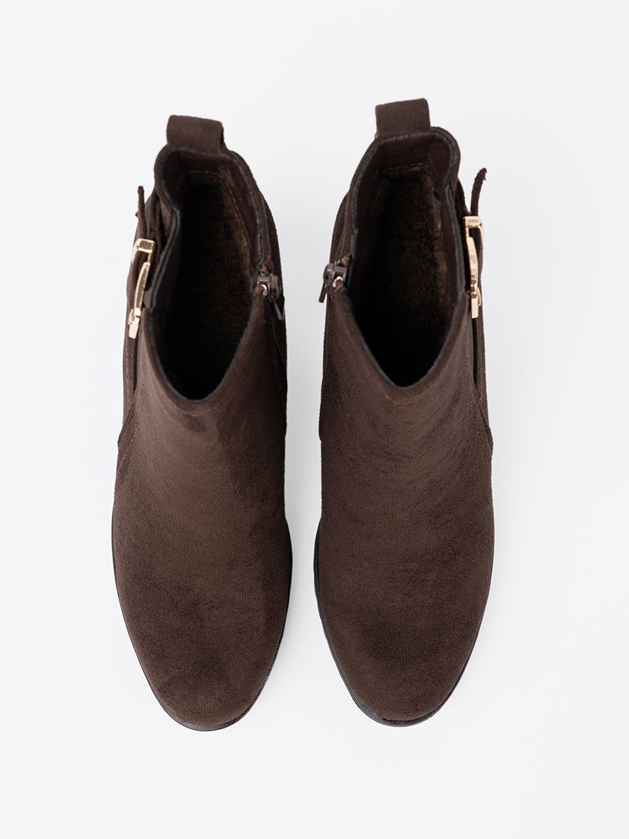 Botine maro cu toc și cataramă decorativă
