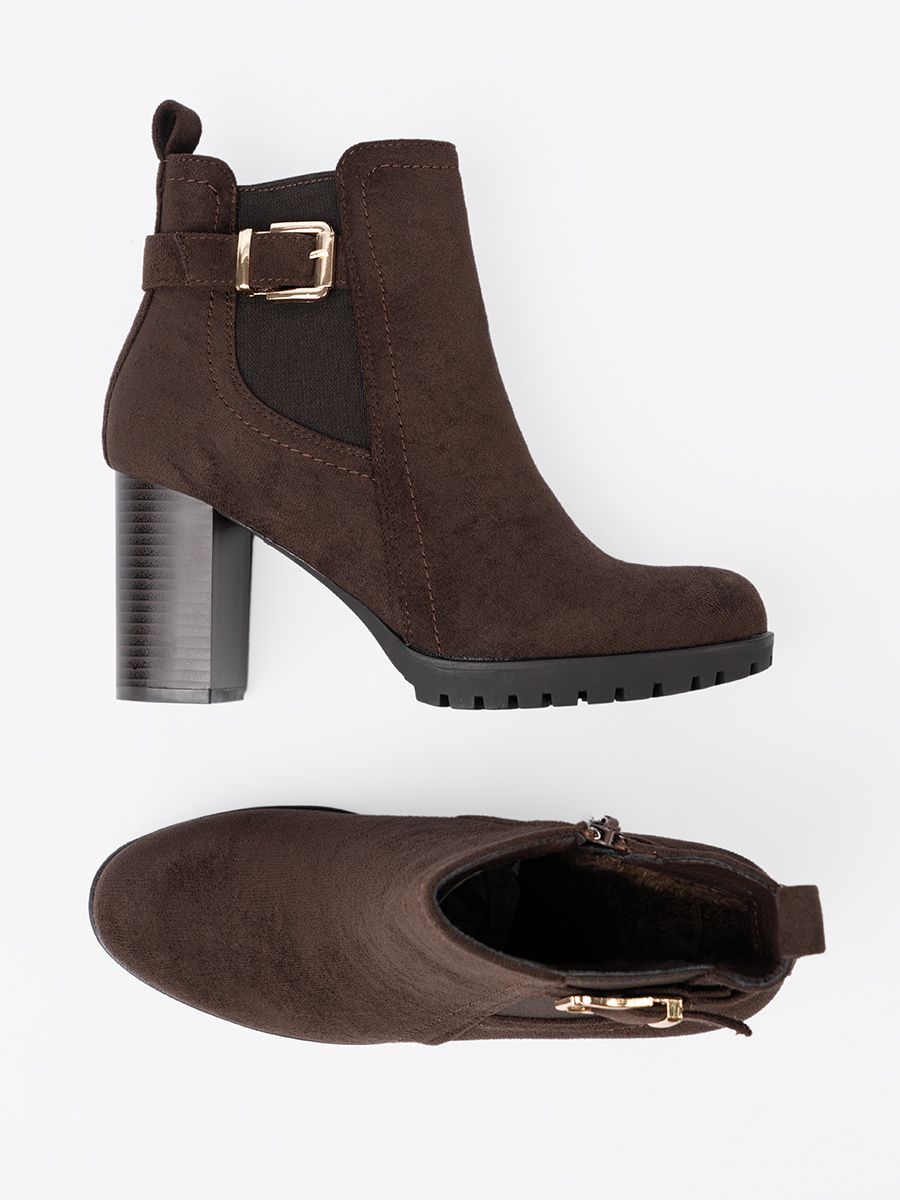 Botine maro cu toc și cataramă decorativă