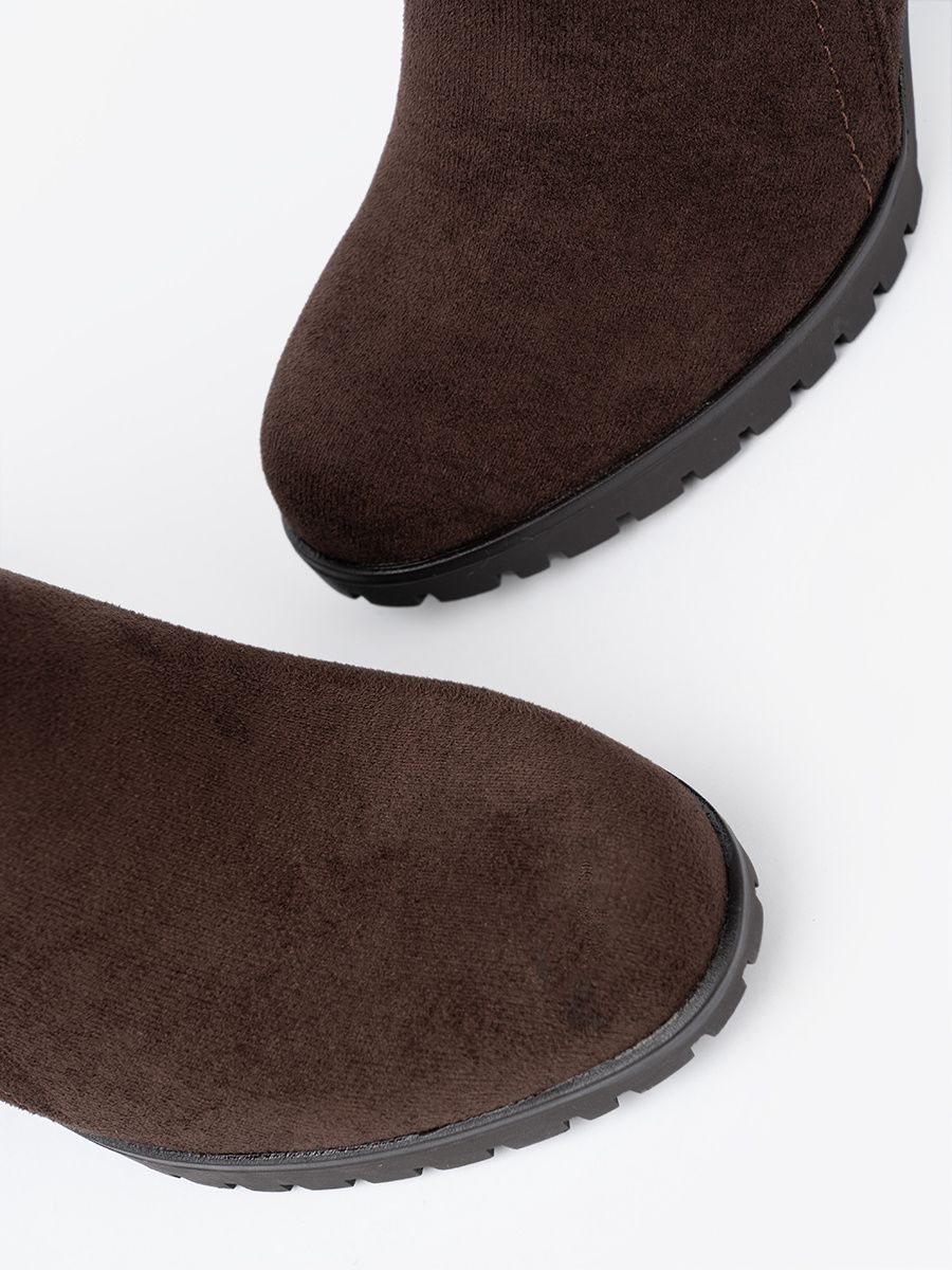 Botine maro cu toc și cataramă decorativă