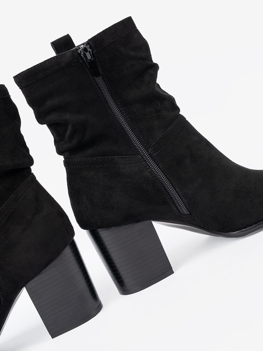 Botine negre din suede cu toc bloc și guler plisat