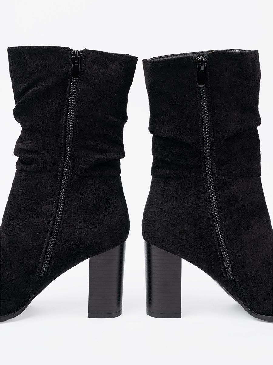 Botine negre cu toc și guler plisat