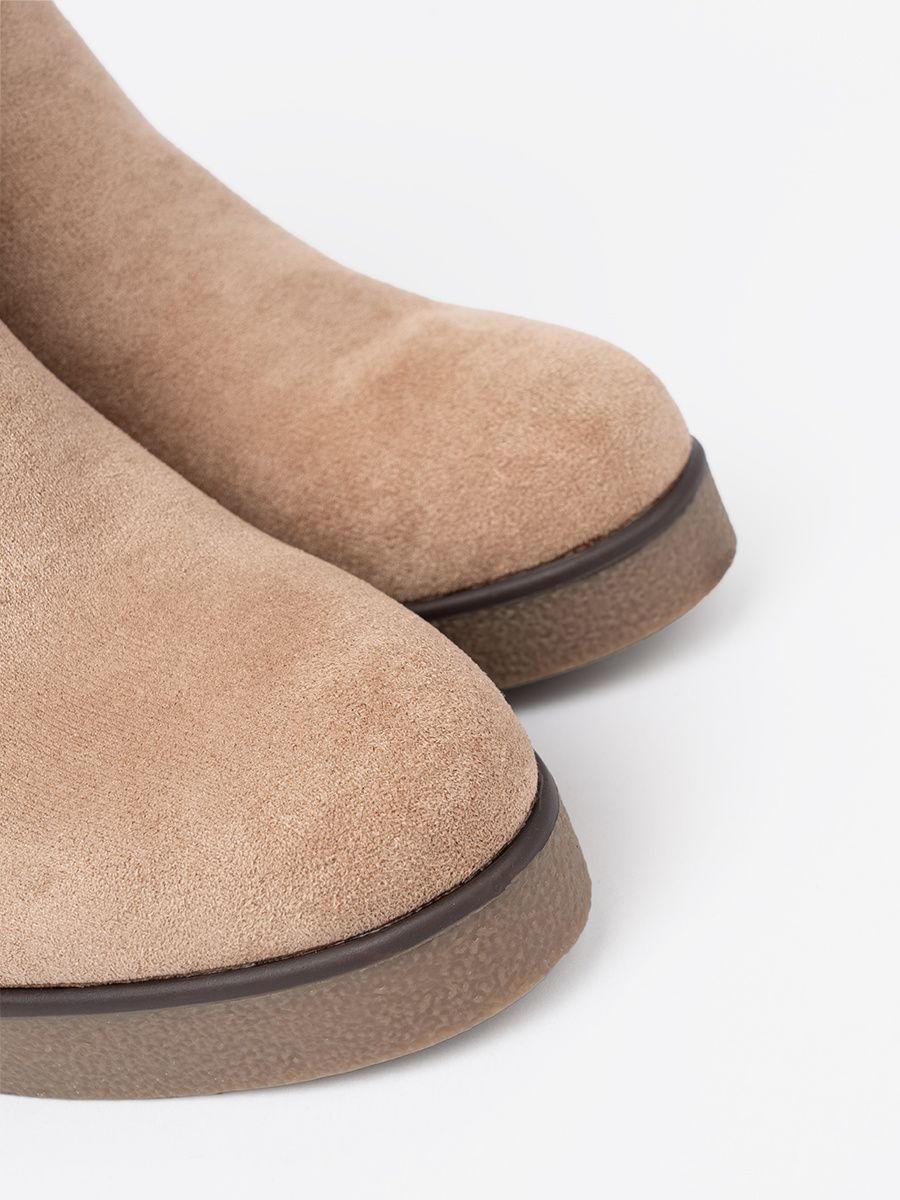 Botine bej cu toc wedge și cataramă decorativă