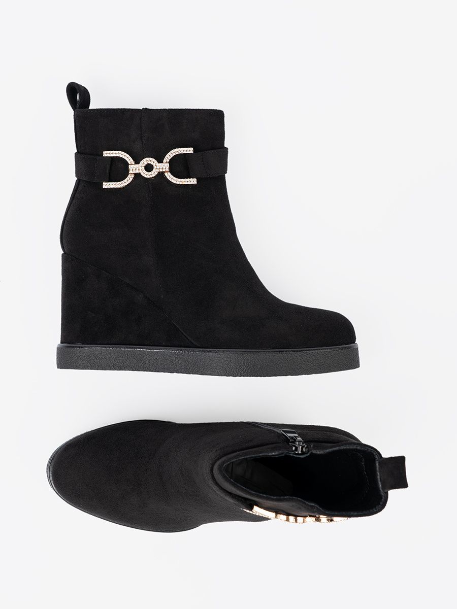 Botine negre din imitație de zăms cu cataramă elegantă