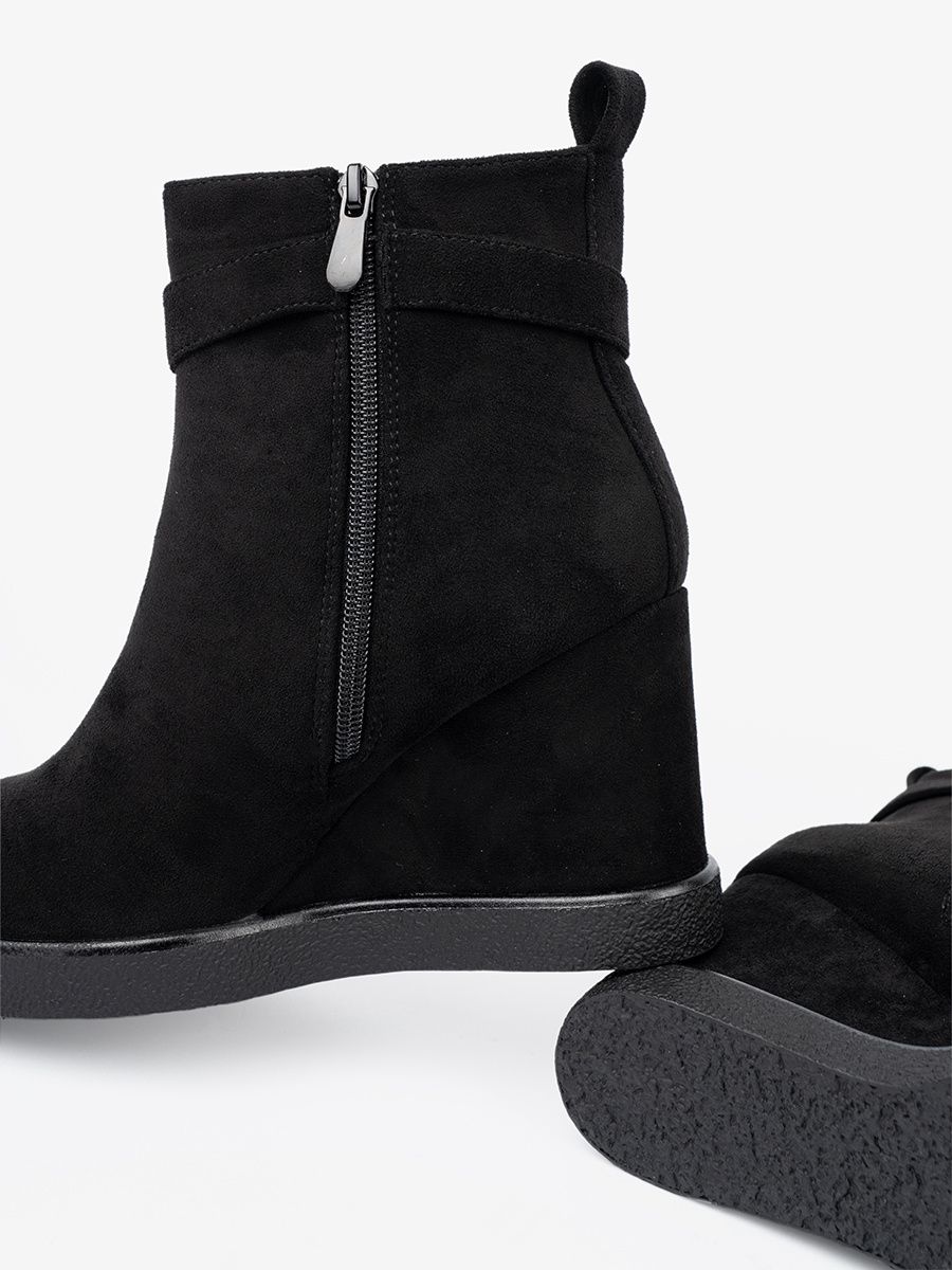 Botine negre din imitație de zăms cu cataramă elegantă
