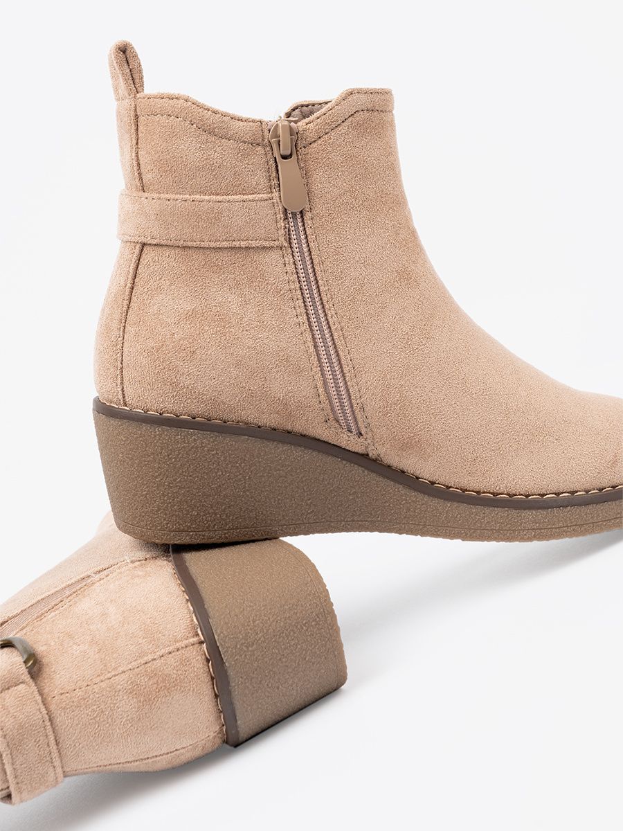 Botine bej pe toc mic și confortabil