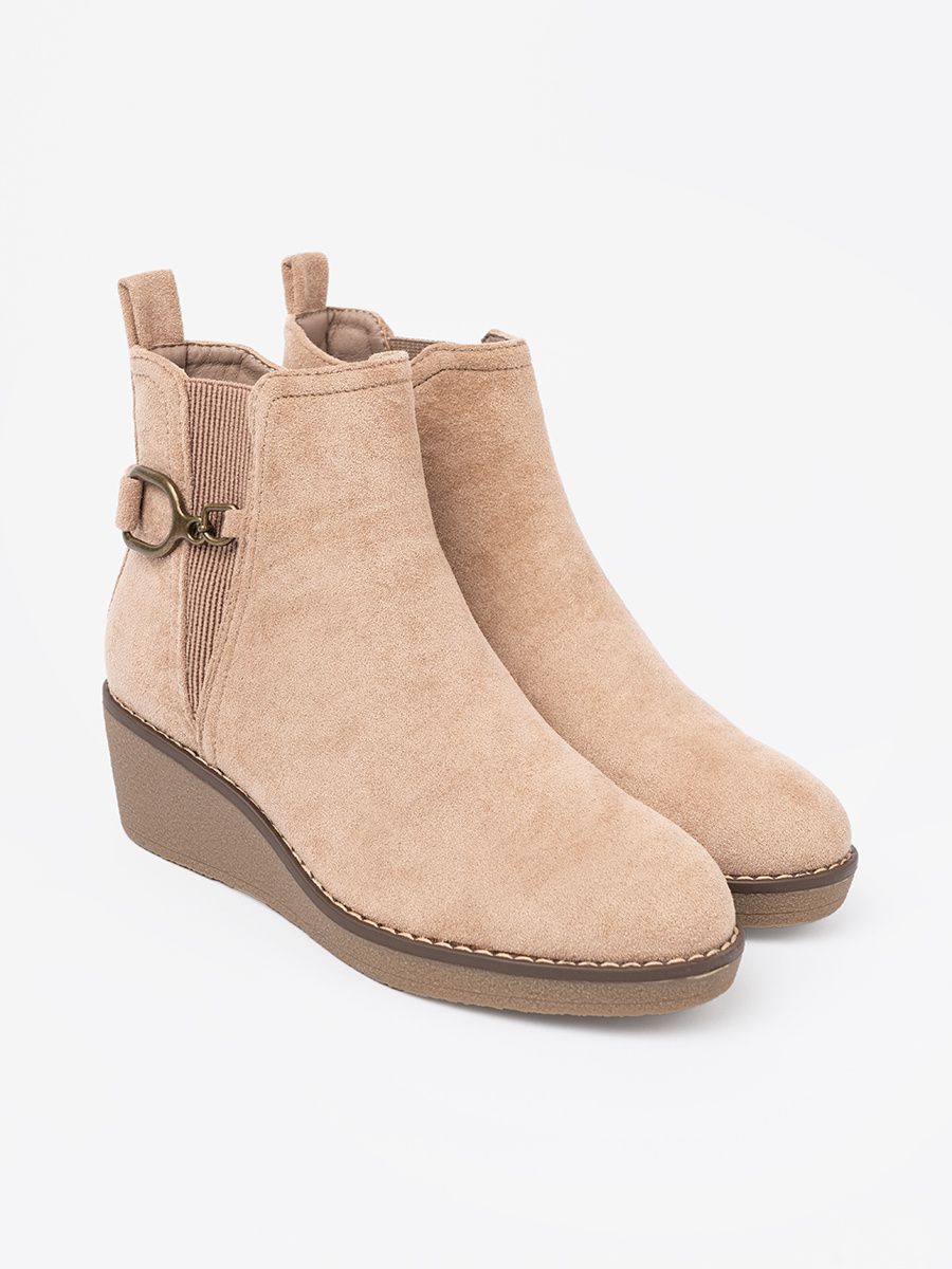Botine bej pe toc mic și confortabil