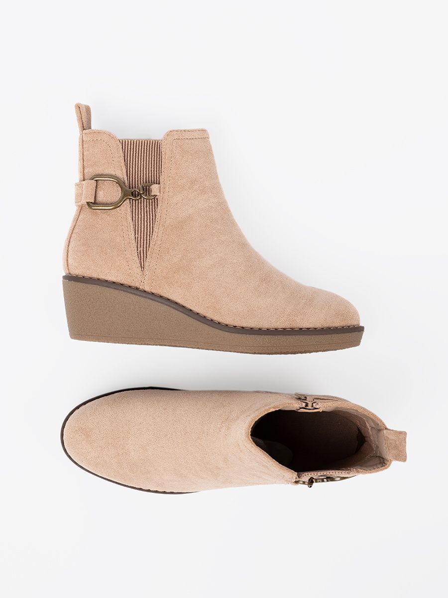 Botine bej pe toc mic și confortabil