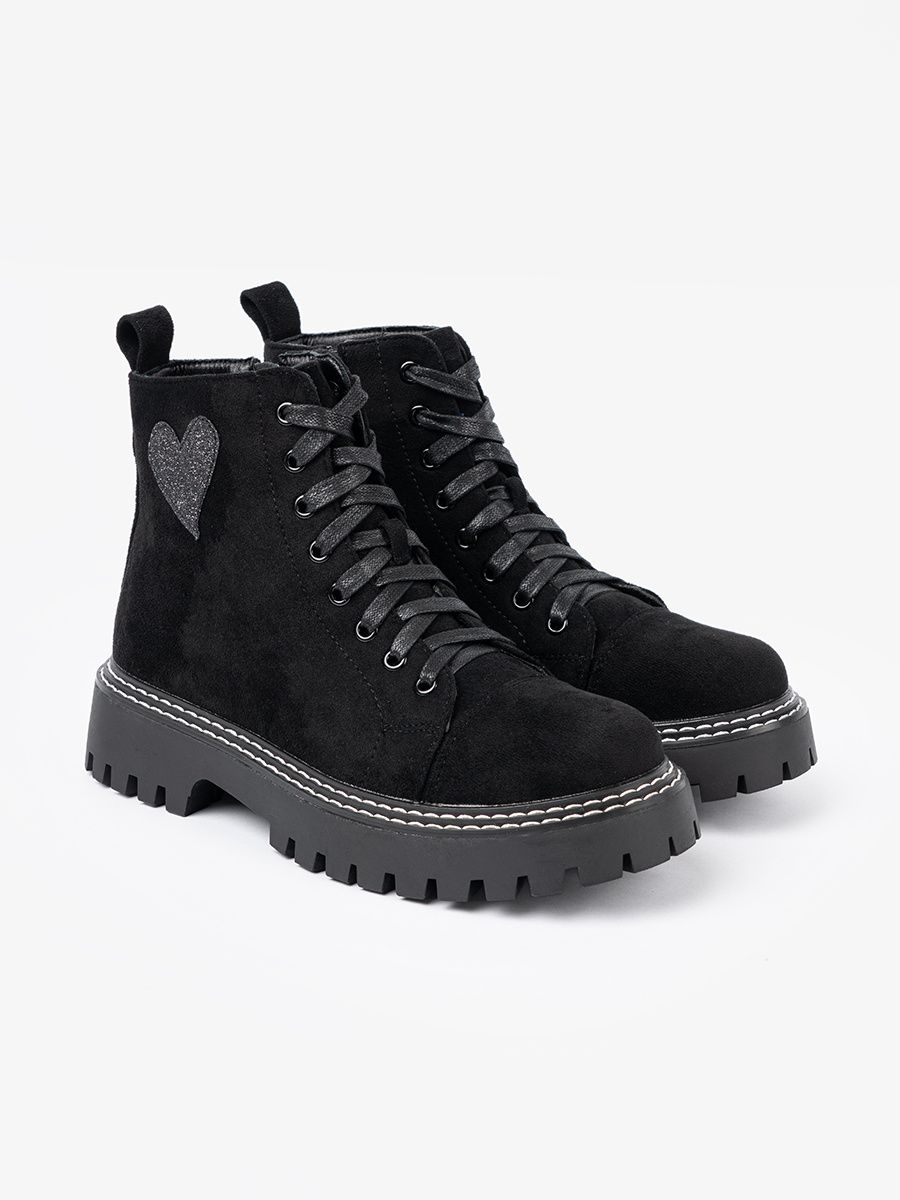 Botine negre cu șireturi și inimă strălucitoare