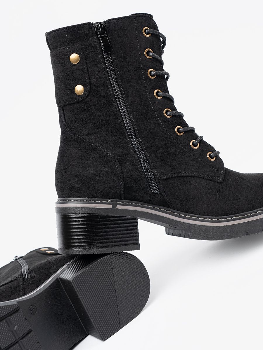 Botine negre cu șireturi și talpă groasă