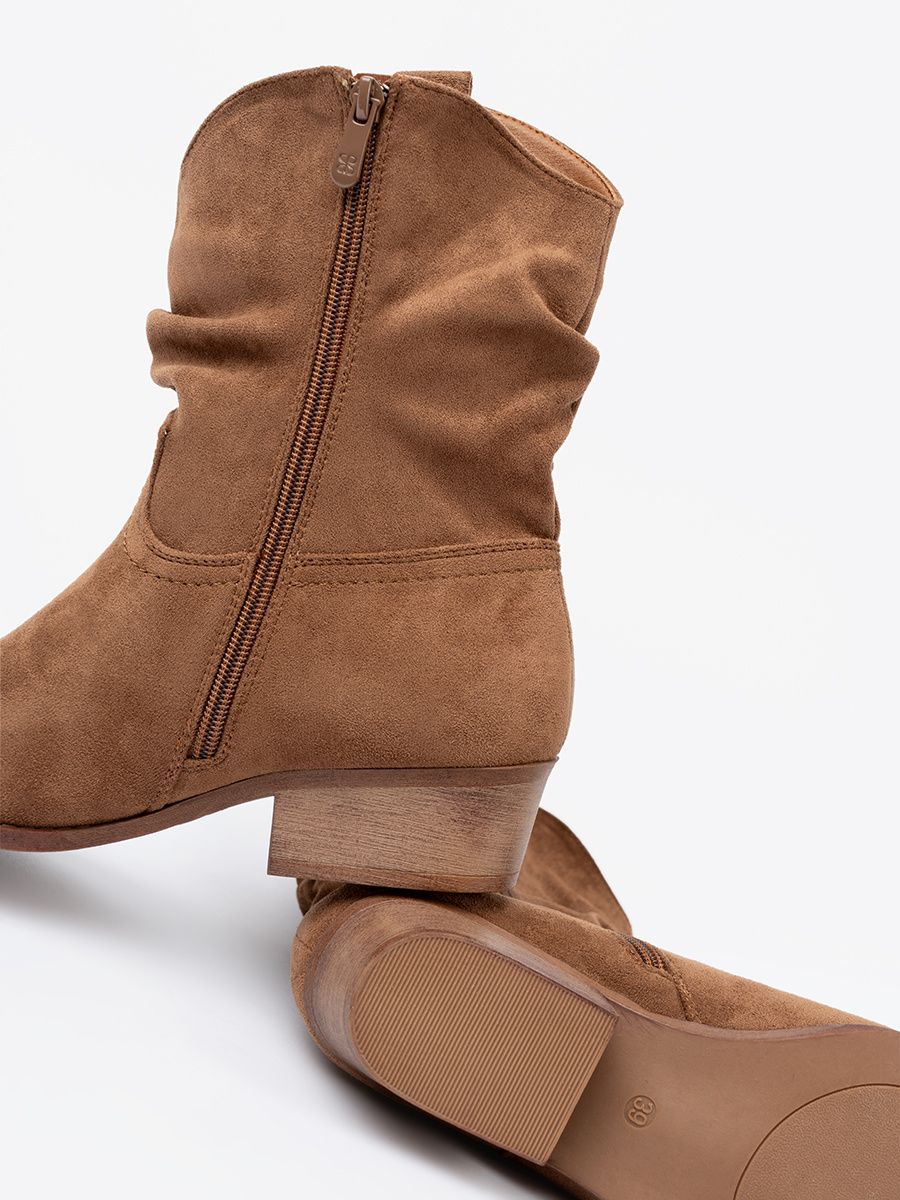 Botine maro cu croi clasic
