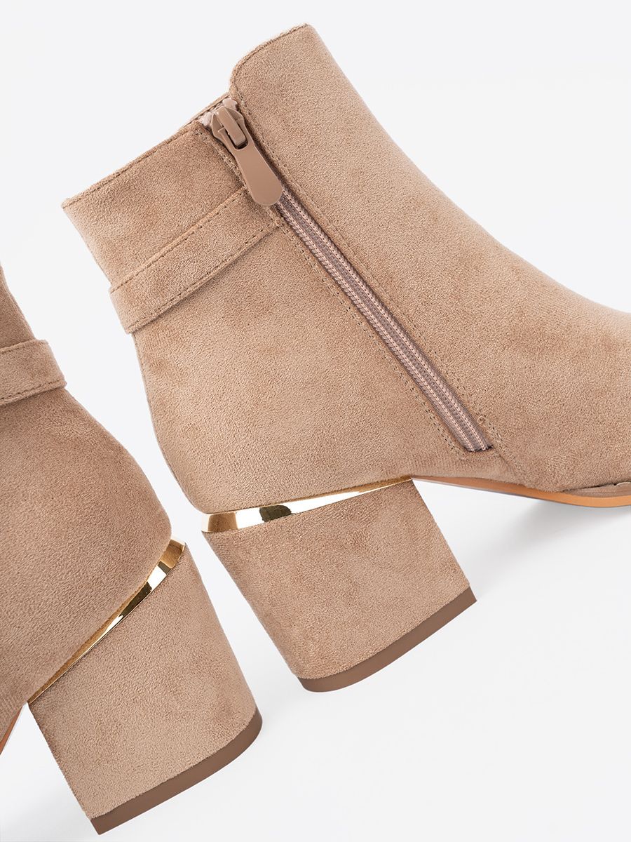 Botine elegante bej cu cataramă decorativă