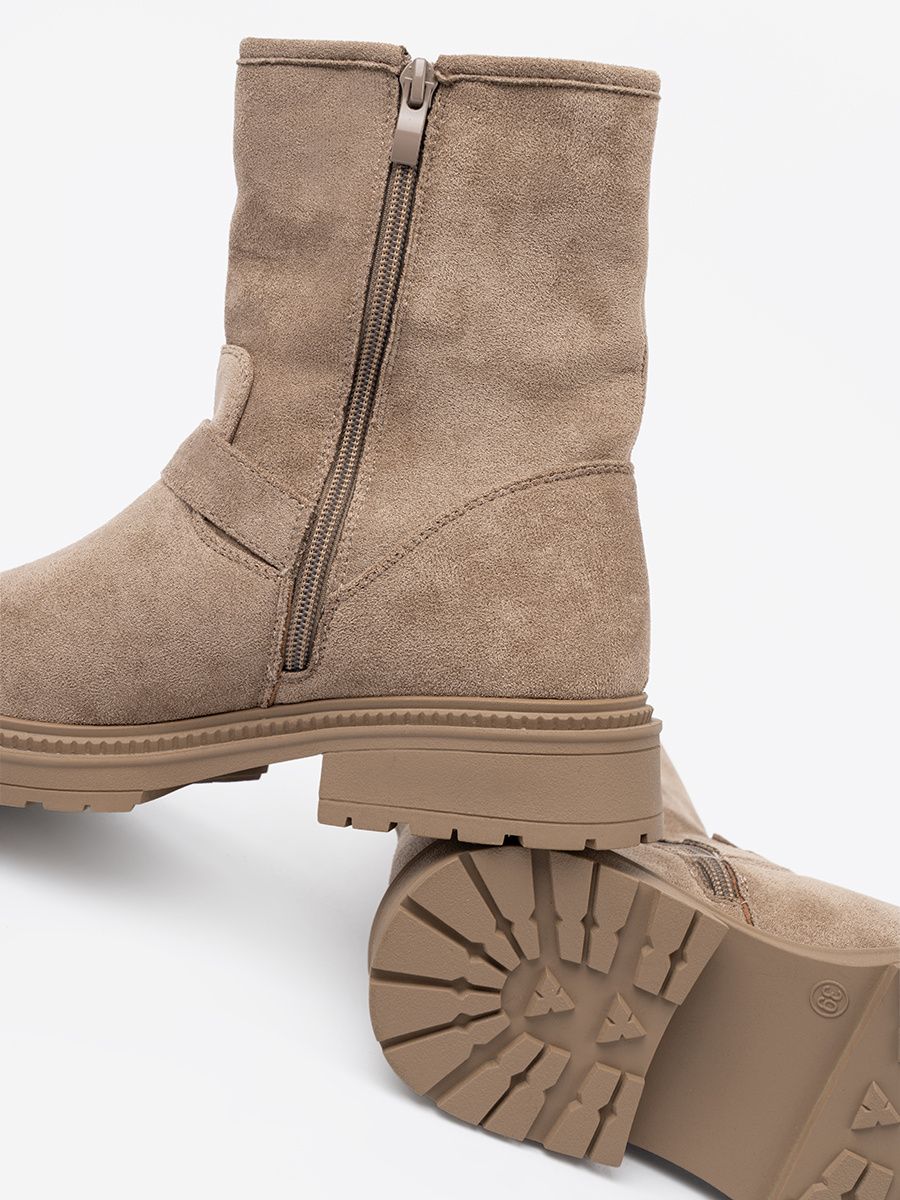 Botine bej din velur cu catarame decorative