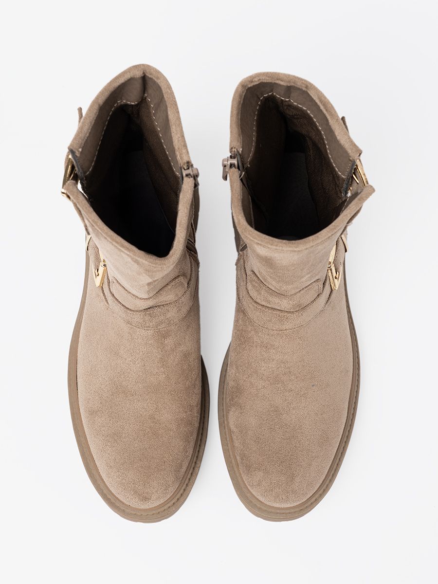 Botine bej din velur cu catarame decorative