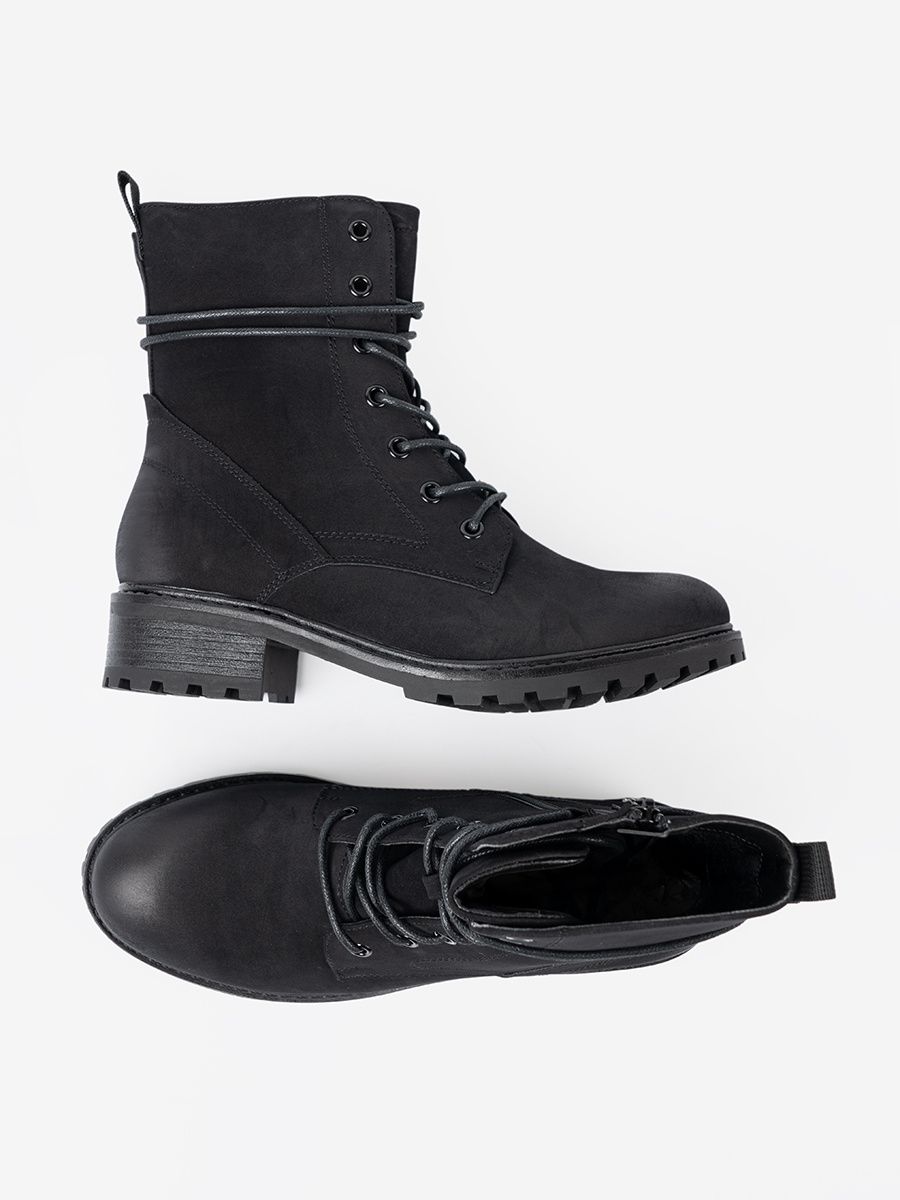 Botine negre la modă cu șnur decorativ